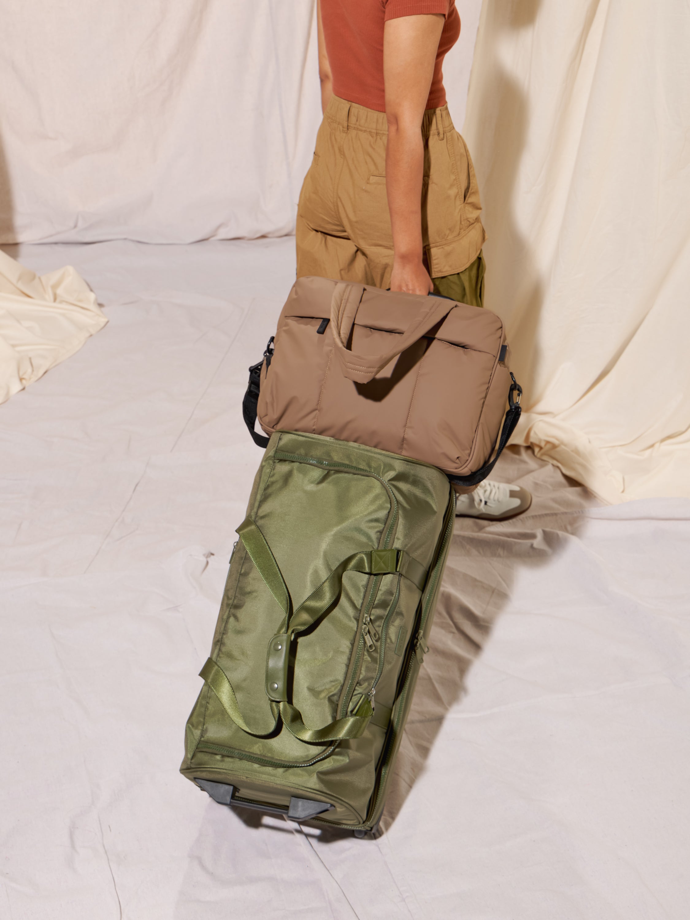 https://www.calpaktravel.com/cdn/shop/files/STEVYN-LARGE-ROLLING-DUFFEL-MOSS-LIFESTYLE2.jpg?v=1692651206&em-format=avif